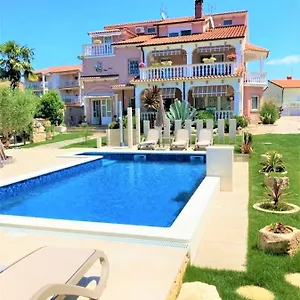 Engel With Pool Appartement